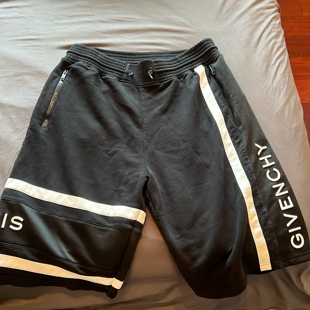 Men’s authentic givenchy shorts in size Xl